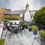 Joivy Stunning 3 Bed, 2 Bath House With Garden And Rooftop Terrace
