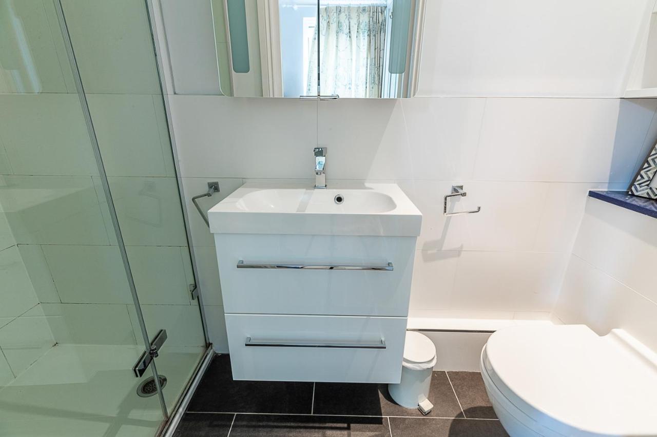Joivy Stunning 3 Bed, 2 Bath House With Garden And Rooftop Terrace *